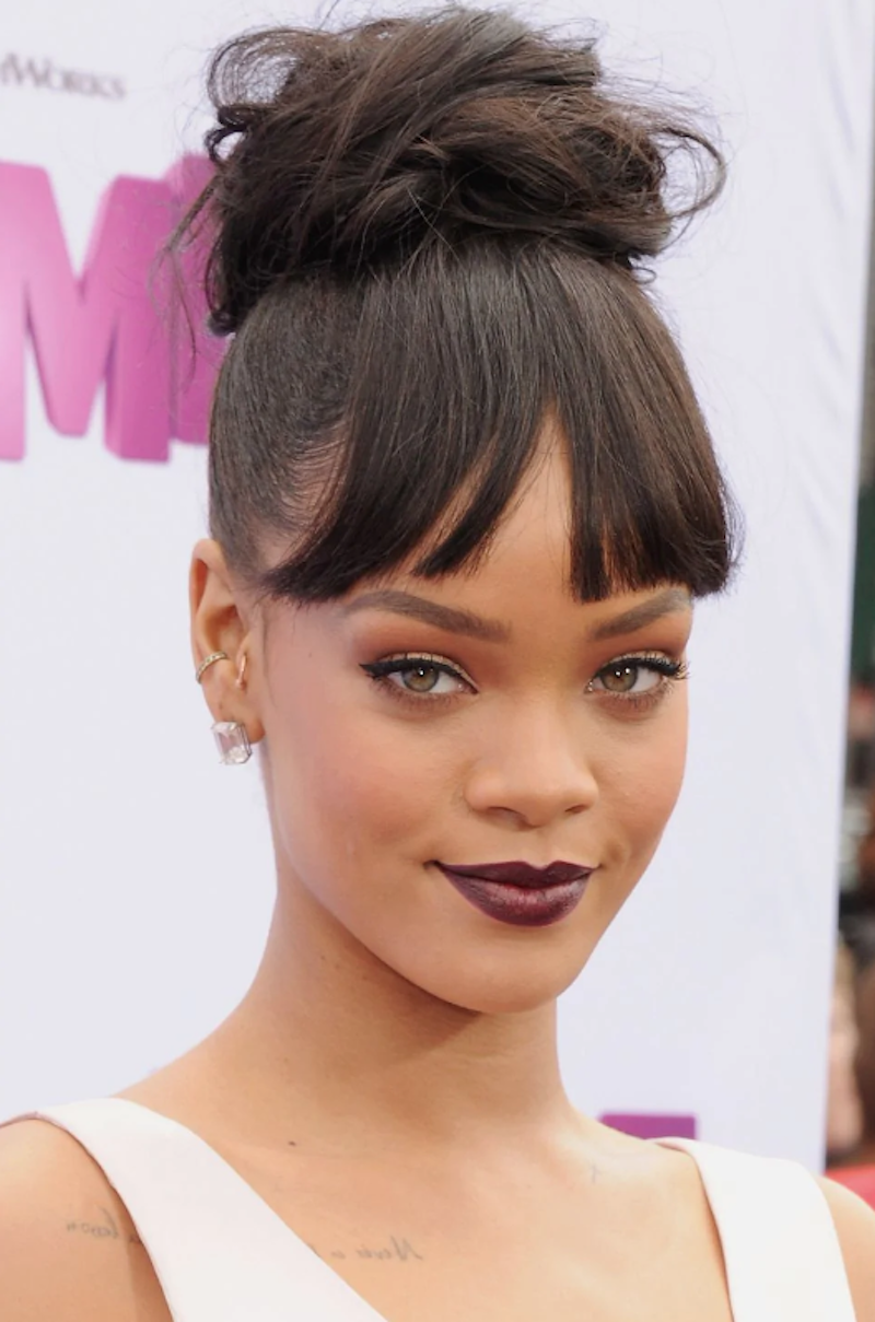 sweeping bangs mit einem unordentlichen dutt rihanna