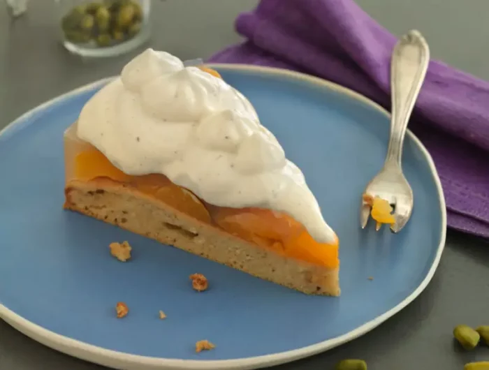 aprikosenkuchen vom blech mit joghurt stueck aprikosenkuchen vom blech mit schlagsahne blaue teller