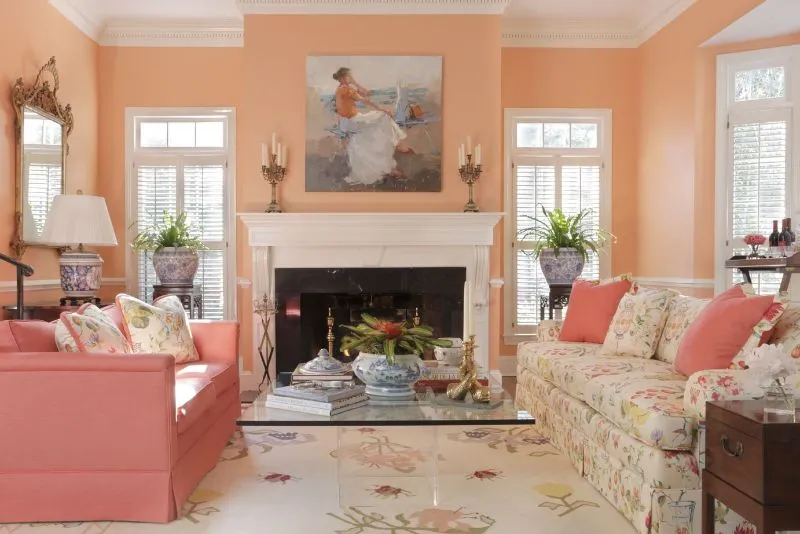 beruehigende farben für wohnzimmer altrosa mit möbeln und kamin