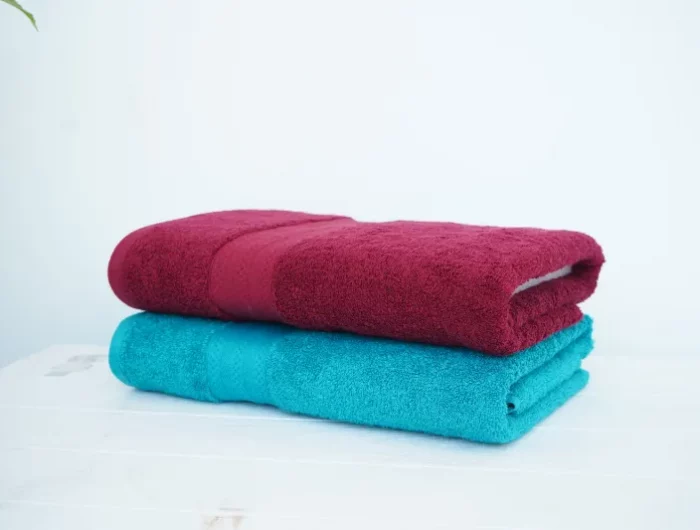 blaues und rotes handtuch auf einem tisch
