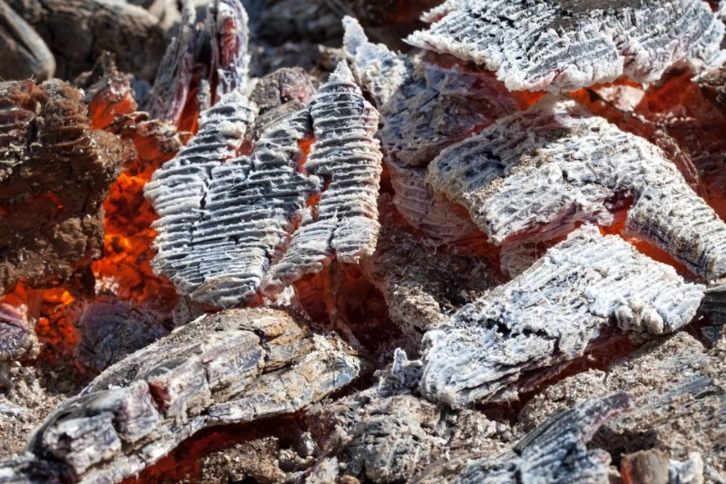 brennendes holz holzasche aus unlackiertem holz