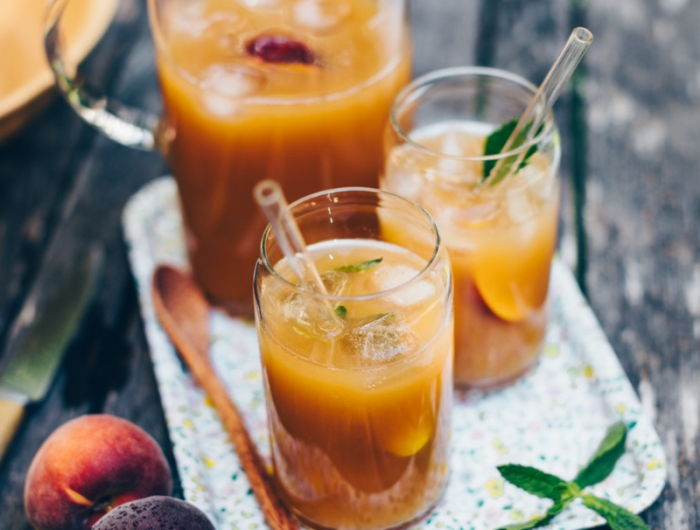 cocktail mit pfirsich eistee in glas