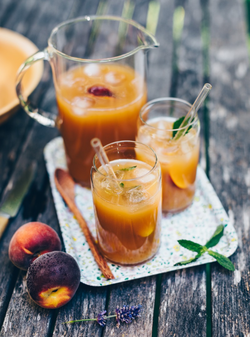 cocktail mit pfirsich eistee in glas