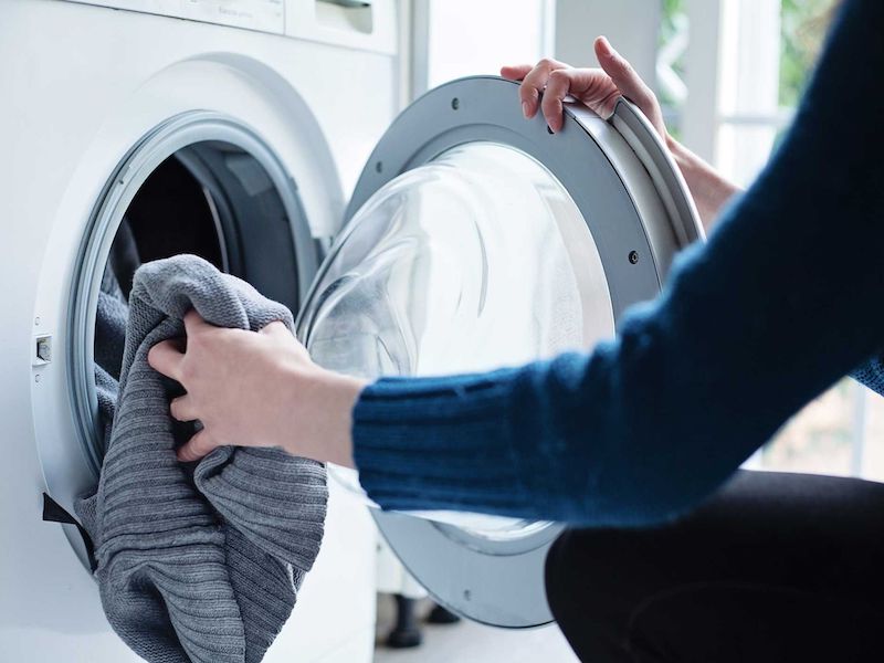 dunkle waesche stinkt nach waschen graue pulli in die waschmaschine geben