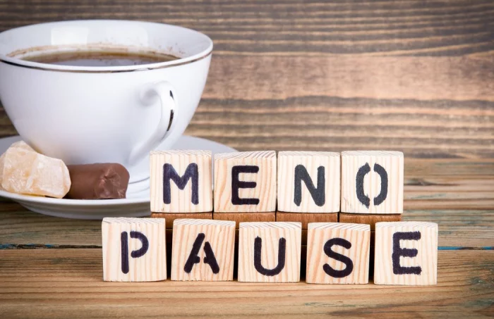 effektiv abnehmen in den wechseljahren tasse kaffee holzwuerfel mit buchstaben menopause
