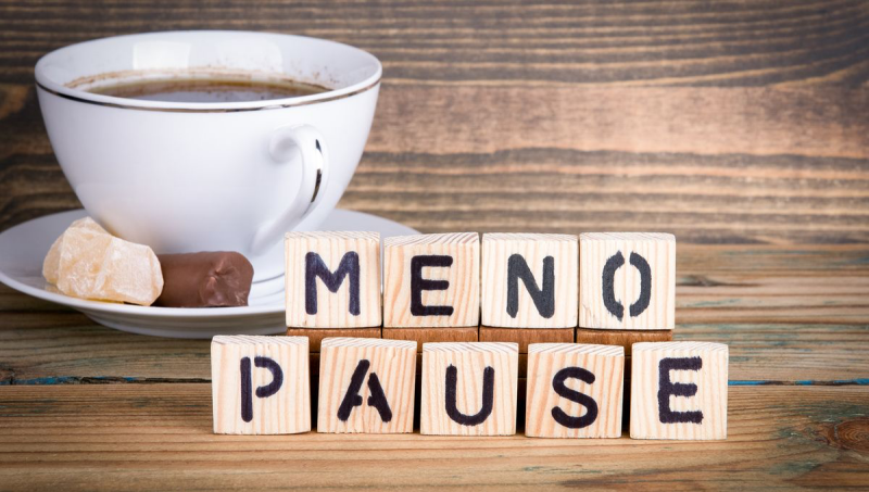 effektiv abnehmen in den wechseljahren tasse kaffee holzwuerfel mit buchstaben menopause