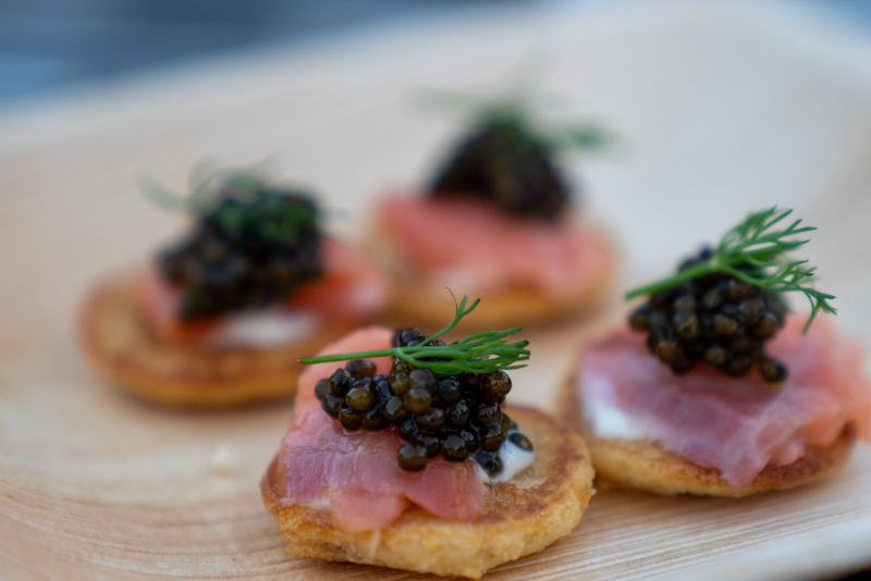 fingerfoods schnell gemacht einfach bruschette und schwarzer kaviar