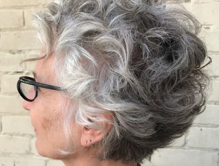 frisuren fuer damen mit graue haare ab 60 brille lockige haare