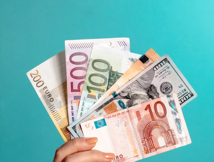 geld sparen beim kochen euros in hand