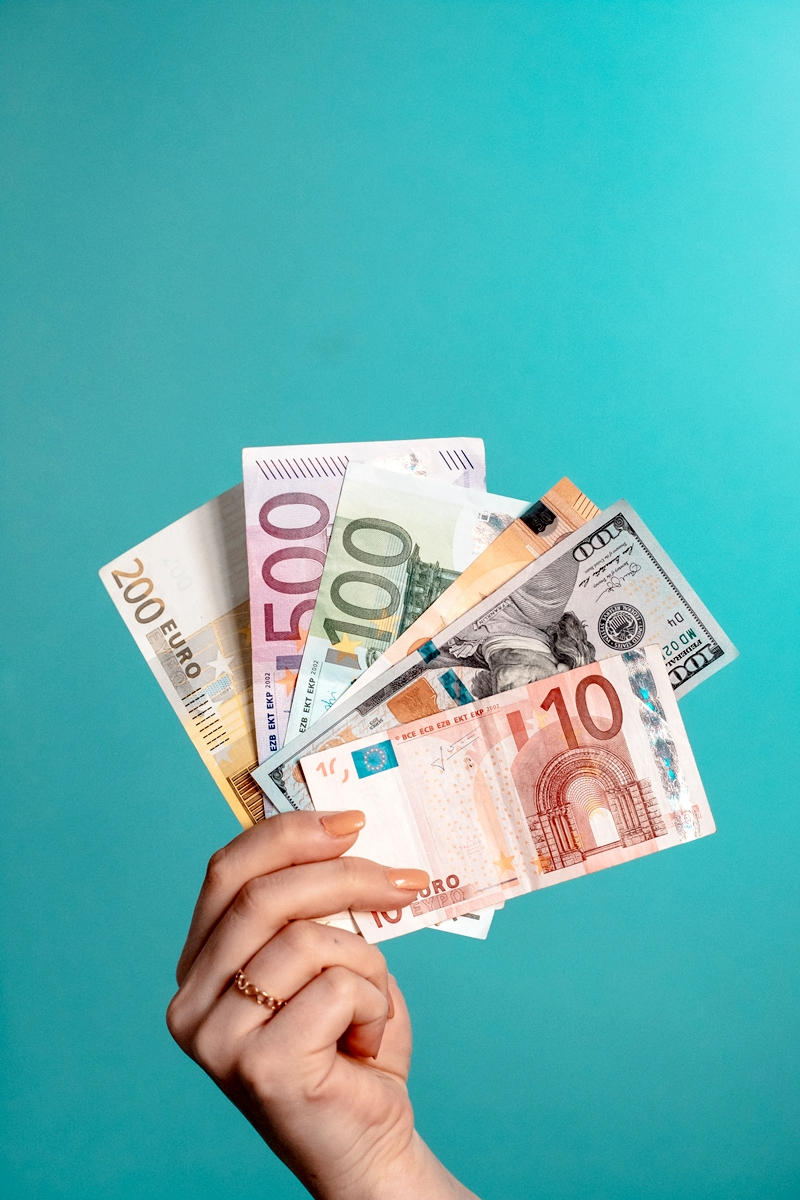 geld sparen beim kochen euros in hand