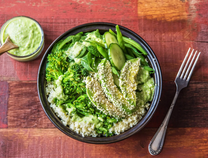 gesunde ernaehrung von hello fresh green bowl mit avocado
