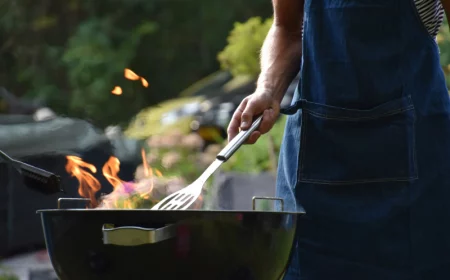 grillrost reinigen gasgrill ein mann grillt etwas