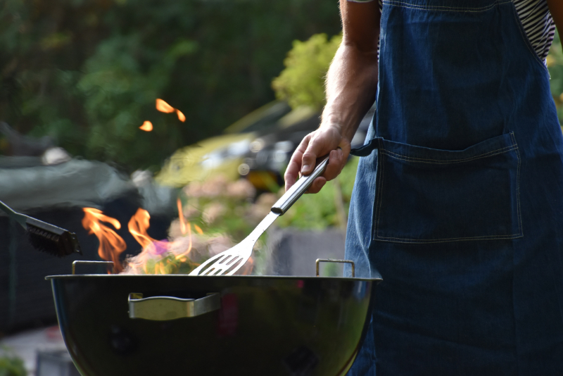 grillrost reinigen gasgrill ein mann grillt etwas