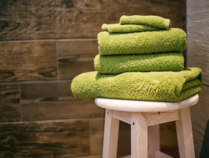 gruene tuecher auf einem stuhl wie oft sollte man handtuecher waschen infos