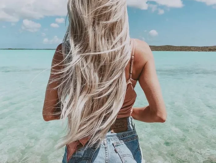 haarfarbe platin und barbie blond auf dem strand frisuren trend 2022