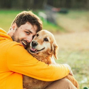 hund vor parasiten schuetzen hausmittel kann man milben sehen mann in gelbem sweatshirt umarmt einen hund