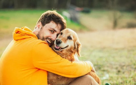hund vor parasiten schuetzen hausmittel kann man milben sehen mann in gelbem sweatshirt umarmt einen hund