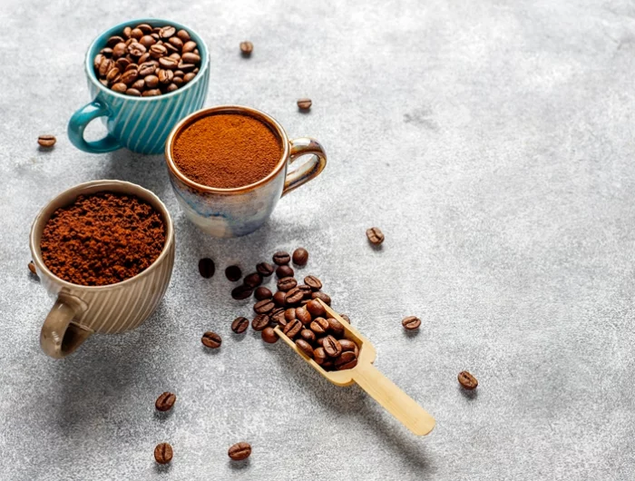 kaffeesatz gegen klee im rasen kaffeebohnen kaffee im garten anwenden