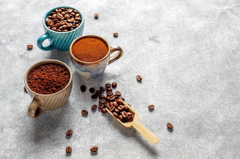 kaffeesatz gegen klee im rasen kaffeebohnen kaffee im garten anwenden