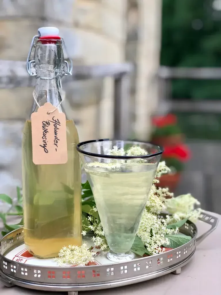 kann man holundersaft pur trinken holundersaft verwendung flasche mit holundersaft aus blueten