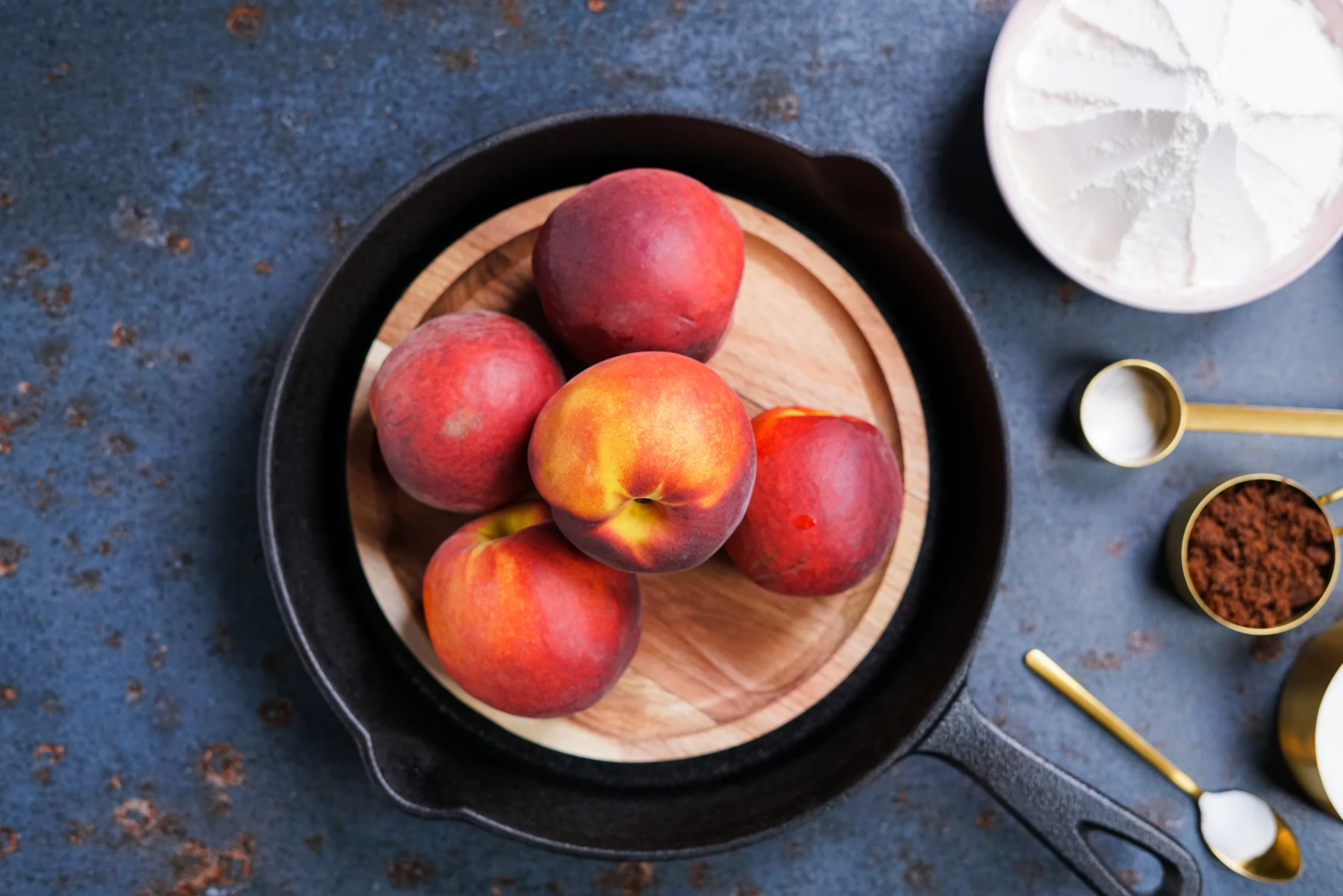 leckerer pfannkuchen mit fruechten pfirsich