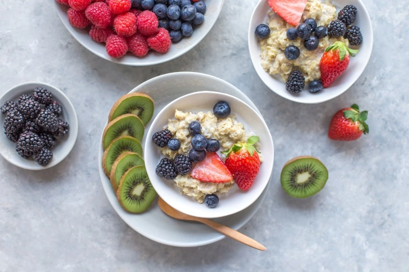 low carb fruehstueck mit beeren und hafer