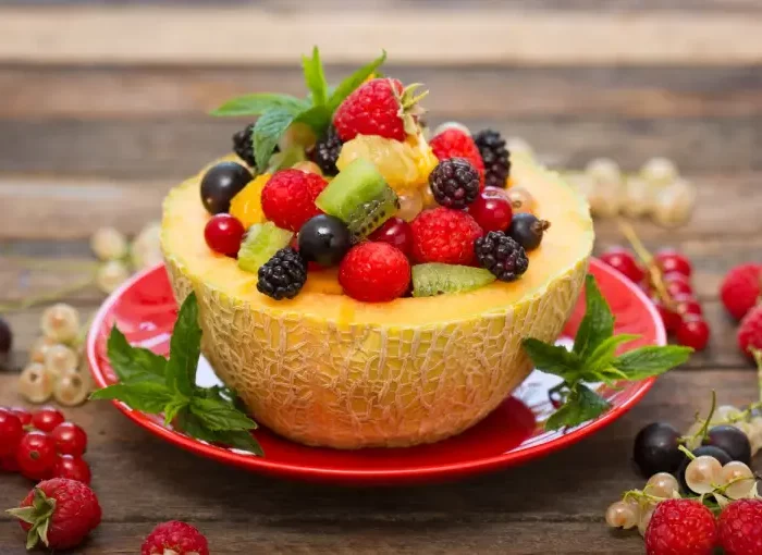 melonen dessert rezepte dessert mit melonen frische melone fruchtfleisch entfernen mit erdbeeren fuellen