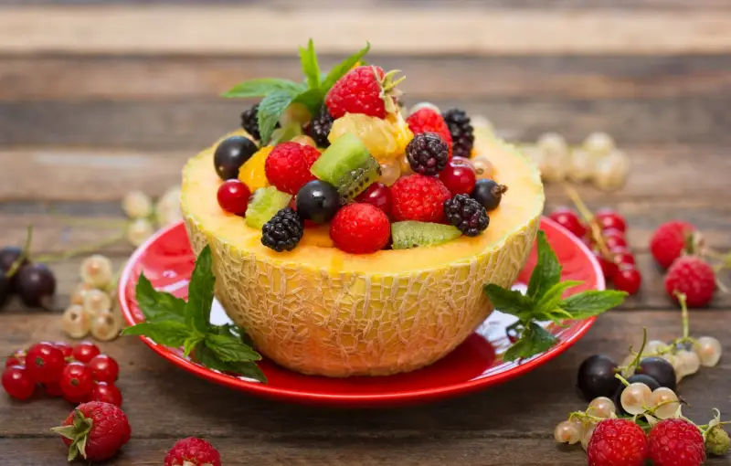 melonen dessert rezepte dessert mit melonen frische melone fruchtfleisch entfernen mit erdbeeren fuellen