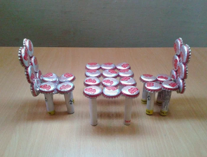 miniature basteln aus kronkorken tisch mit stuehlen