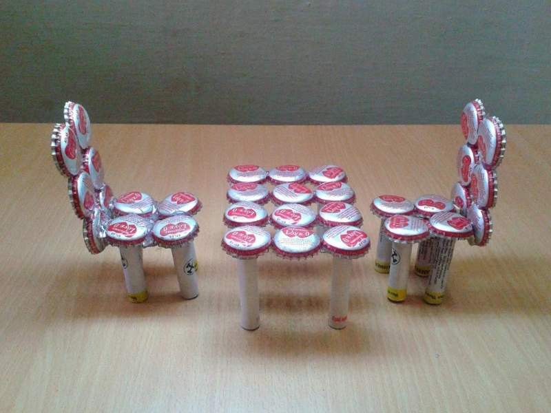 miniature basteln aus kronkorken tisch mit stuehlen