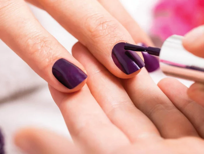 nagellack trends sommer 2022 damen welche nagellack farbe im sommer dunkelvioletter nagellack kurze naegel