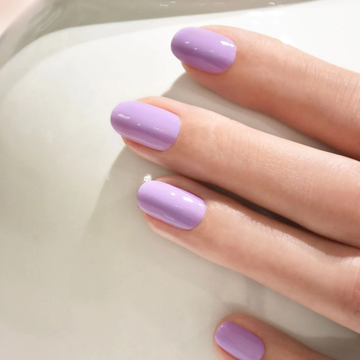 nagellack trends sommer 2022 frauen welche farbe fuer zehennaegel 2022 naegel in very peri lila