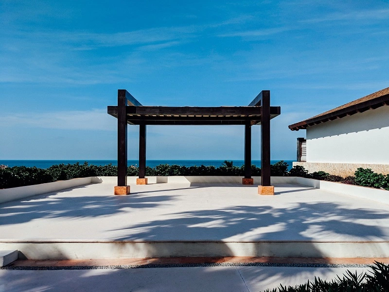 pergola auf wiesser terrasse am meer