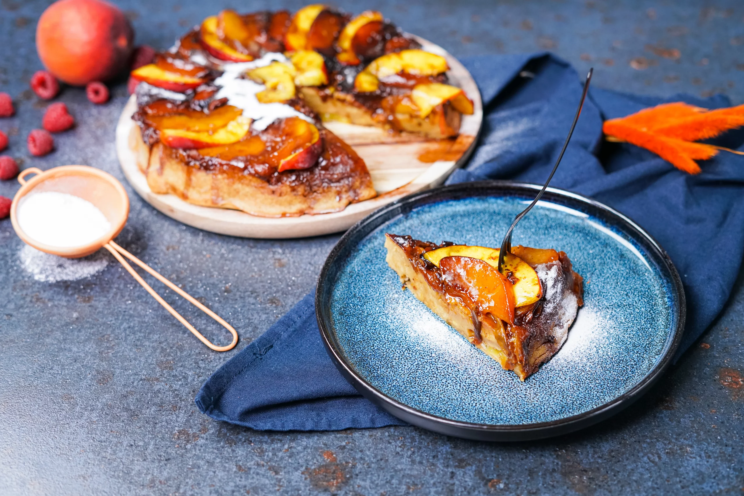 pfannkuchen mit pfirsich ein stueck kuchen im teller