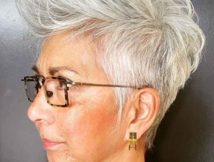 pixie cut fuer aeltere damen graue haare ab 60