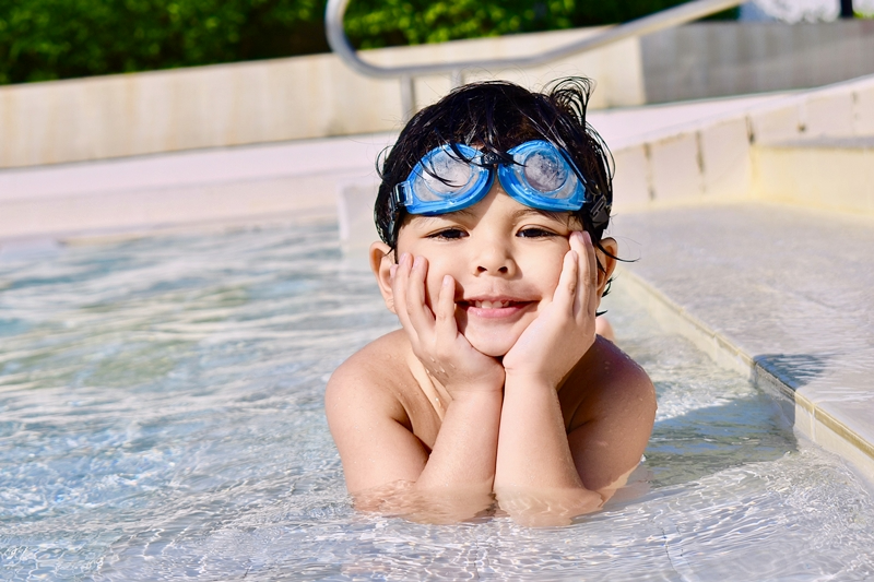 pool im garten installieren tipps kleiner junge im wasser