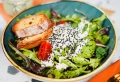 Der Sommersalat, der gerade der Hit ist: Frischer Salat mit veganem Mayonnaise-Dressing