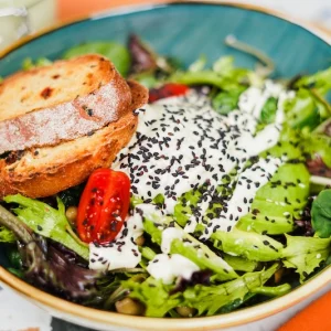 rezept fuer frischen salat mit veganem mayo dressing
