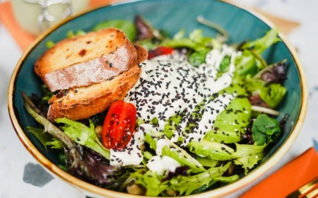 rezept fuer frischen salat mit veganem mayo dressing