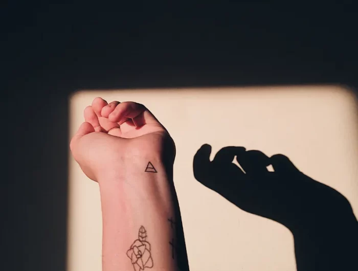 schoene minimalistische tattoos am handgelenk