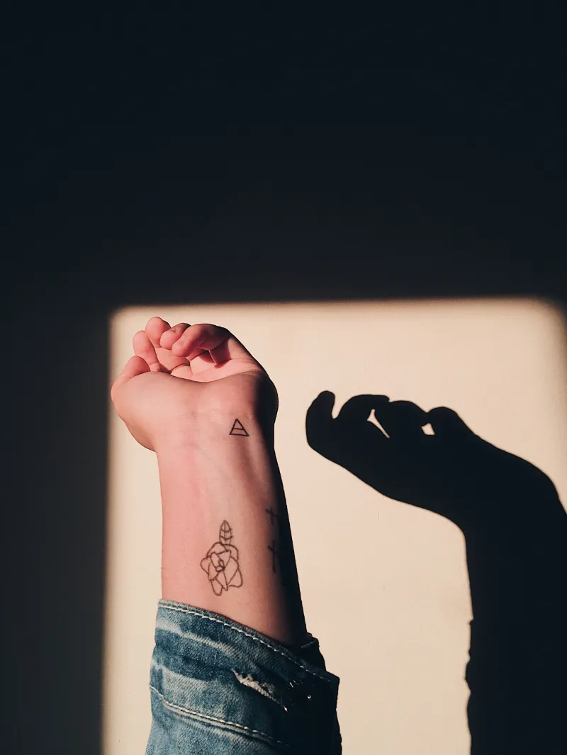 schoene minimalistische tattoos am handgelenk