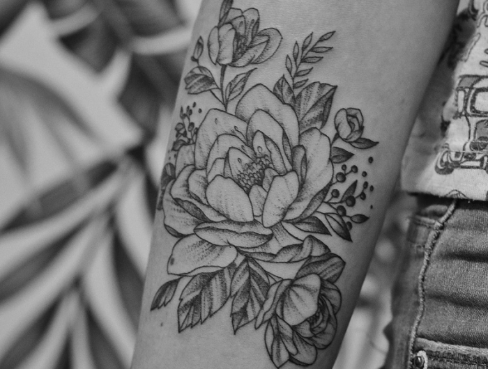 tattoo designs sommer 2022 schwarz weiss rosen