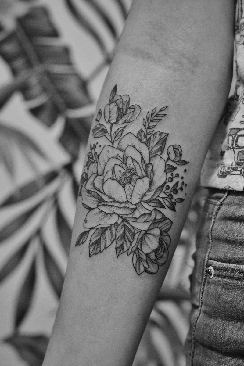 tattoo designs sommer 2022 schwarz weiss rosen