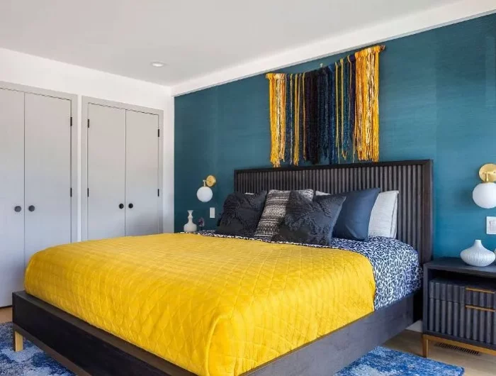 turcoiseblau für schlaffzimmer mit gelben akzenten beach style