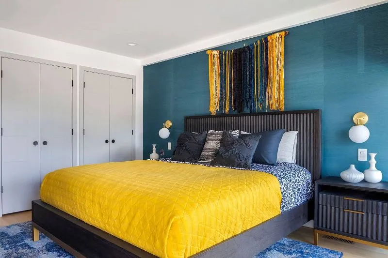 turcoiseblau für schlaffzimmer mit gelben akzenten beach style