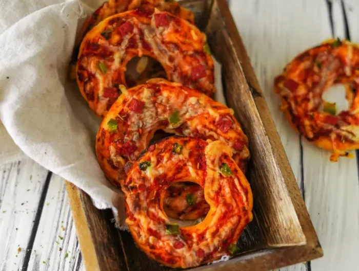 veganes fingerfood rezepte kalt im backofen holzteller mit doughnut pizzas