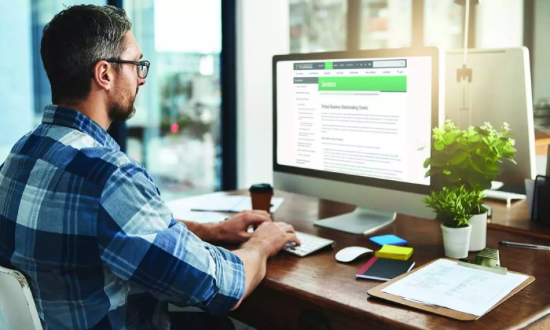 was bedeutet online praesenz onlinepraesenz manager wix de mann am computer designed seite