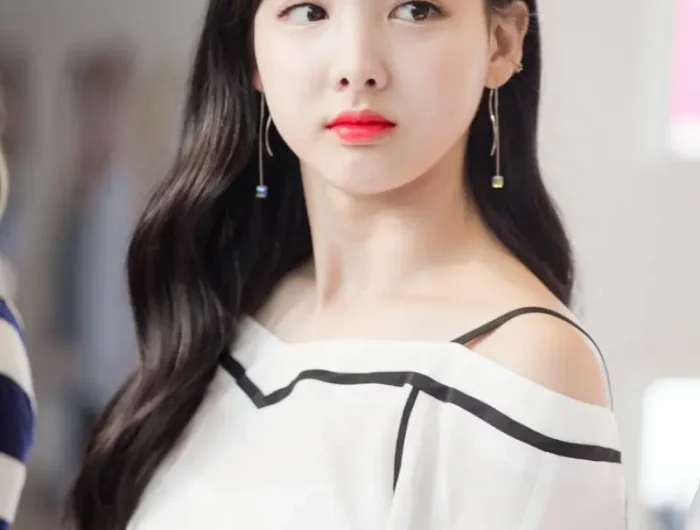 was gilt in korea als schoen koreanische vorspeise koreanische figur bekommen junge koreanerin weisse bluse roten lippenstift schwarze haare