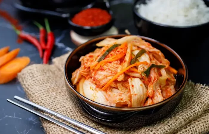 was ist typisch fuer die koreanische kueche kimchi geschnitten in schwarze schuessel