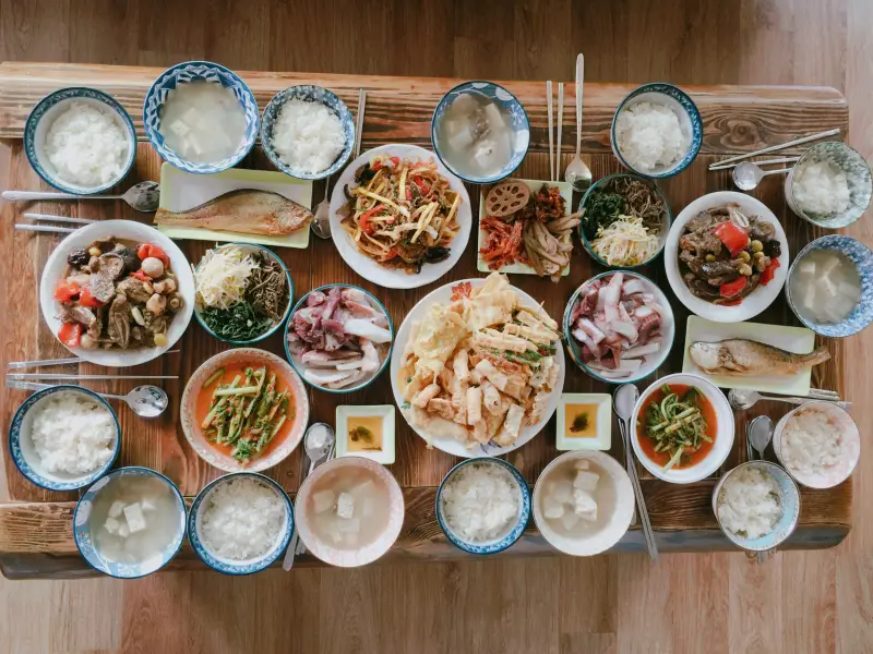 was moegen koreaner koreanische kueche rezepte einfache koreanische rezepte viele weisse schuessel mit koreanischen speisen